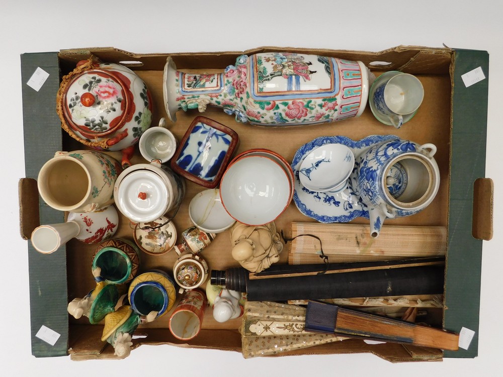 A collection of Chinese and Japanese porcelain items to include vases, pots and dishes along with - Image 12 of 12