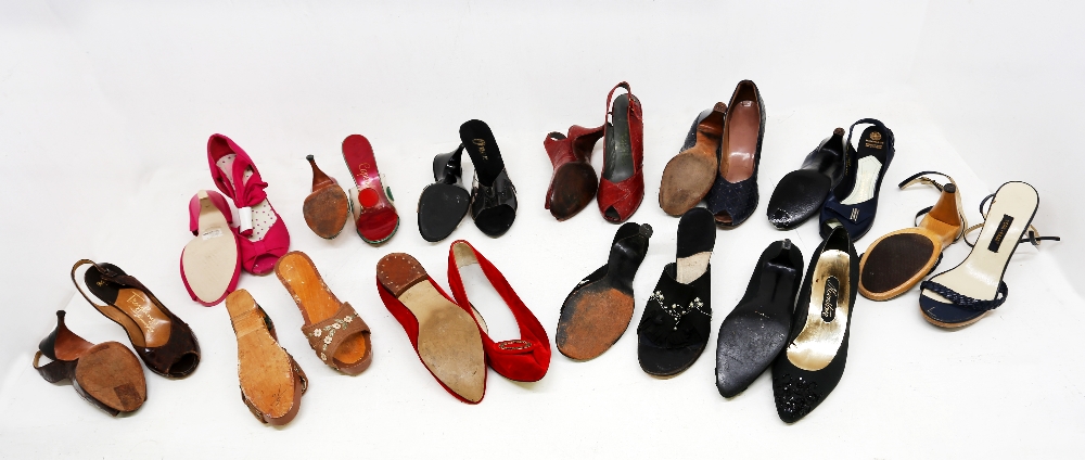 12 pairs of vintage and retro shoes to includfe two good pairs of red peep toes and a pair of - Image 2 of 2