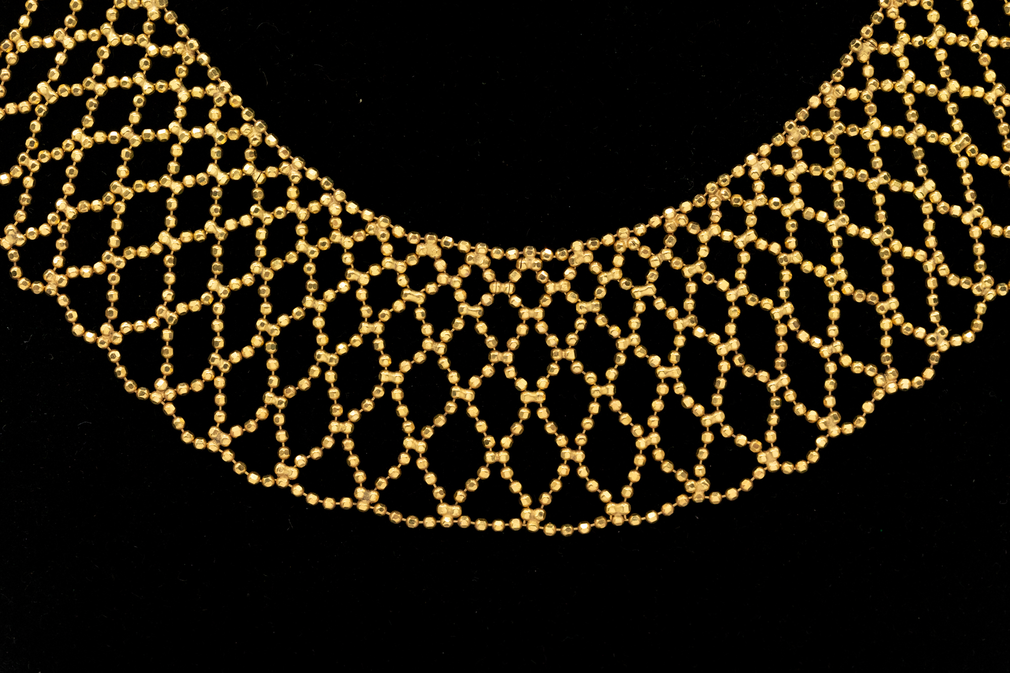 A 9ct gold popcorn style chain collar with scalloped edge, length approx 43cm, weight approx 33.3gms - Image 2 of 3