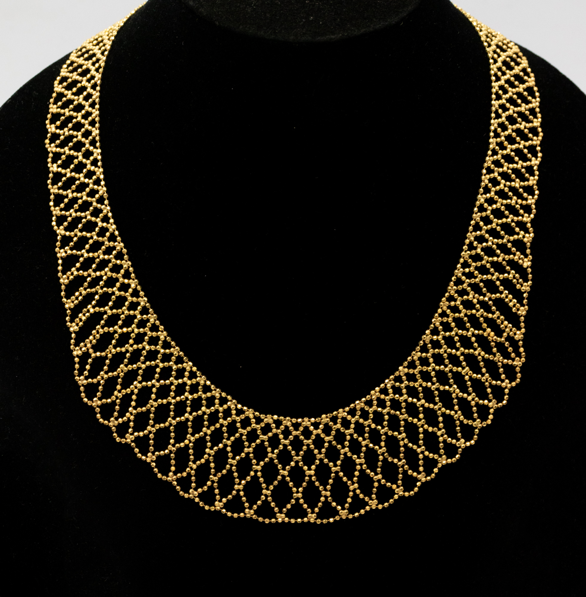 A 9ct gold popcorn style chain collar with scalloped edge, length approx 43cm, weight approx 33.3gms