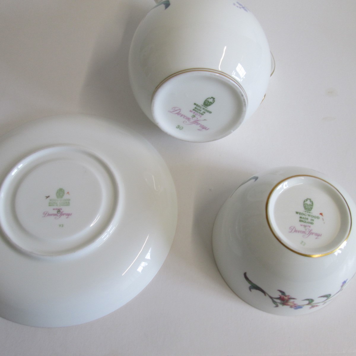 Four Wedgwood Bone China Breakfast Cups and Saucers along with a Milk Jug  decorated with floral - Bild 4 aus 4