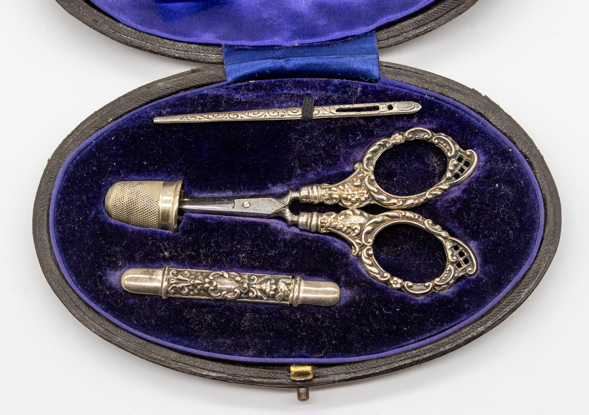 A cased late Victorian silver sewing set consisting of threading needle, scissors, thimble and - Image 2 of 2