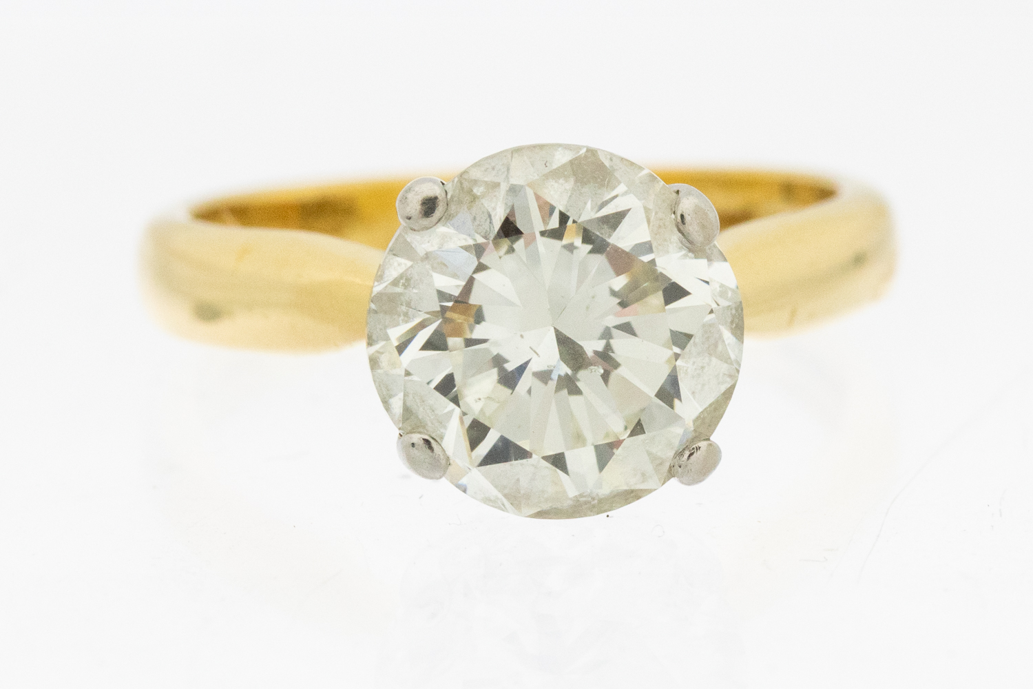 A diamond and 18ct gold solitaire ring, comprising a claw set round brilliant cut diamond weighing - Bild 2 aus 5