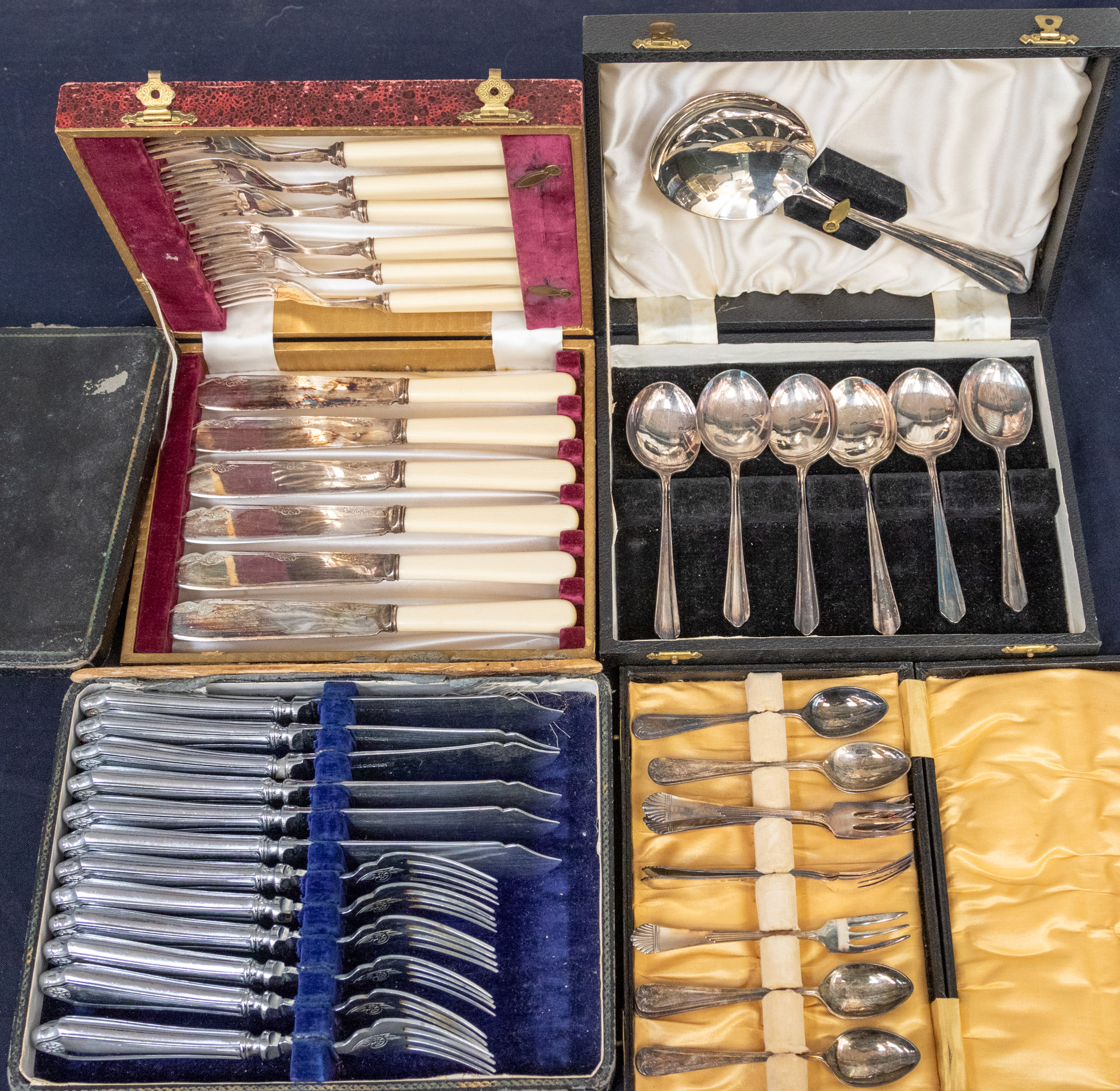 A large collection of silver plated wares to include boxed flatwares, tea sets, loose flatwares, - Image 5 of 5