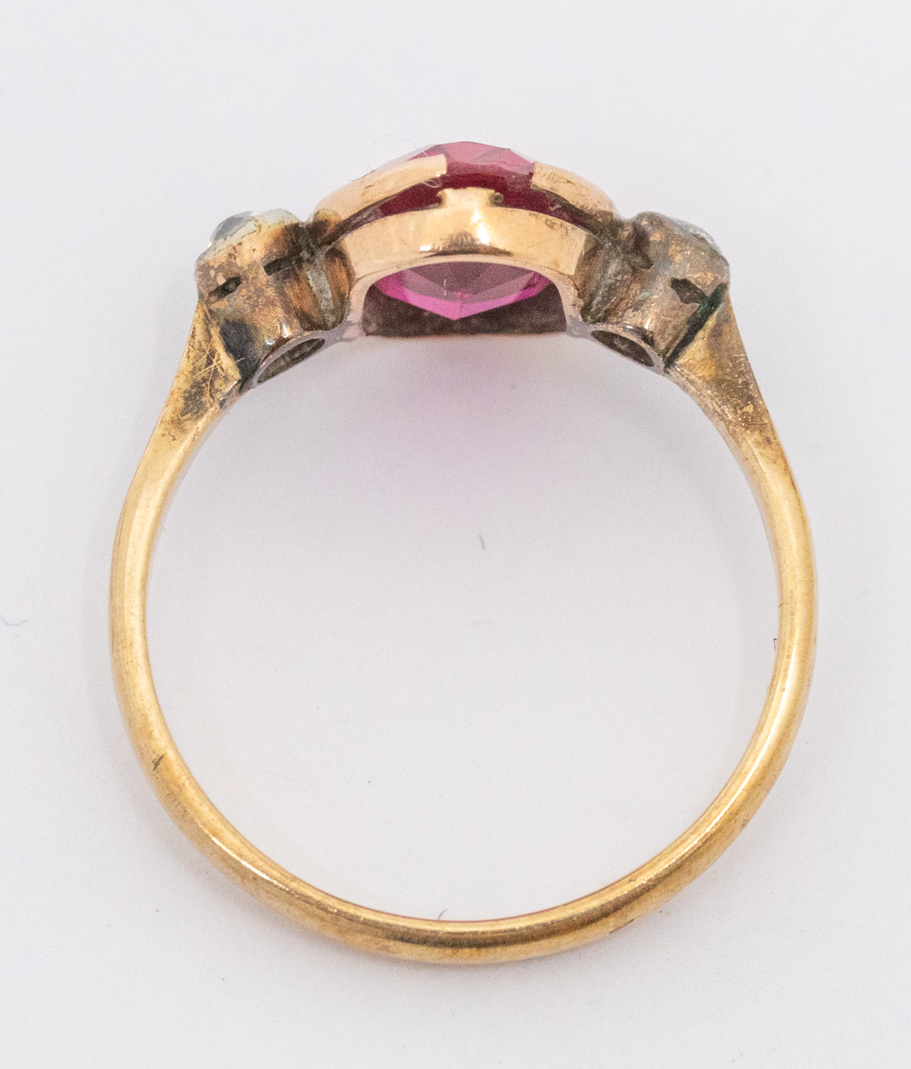 A synthetic ruby and diamond three stone 9ct gold ring, set with an oval ruby approx 9x7mm, single - Bild 2 aus 2