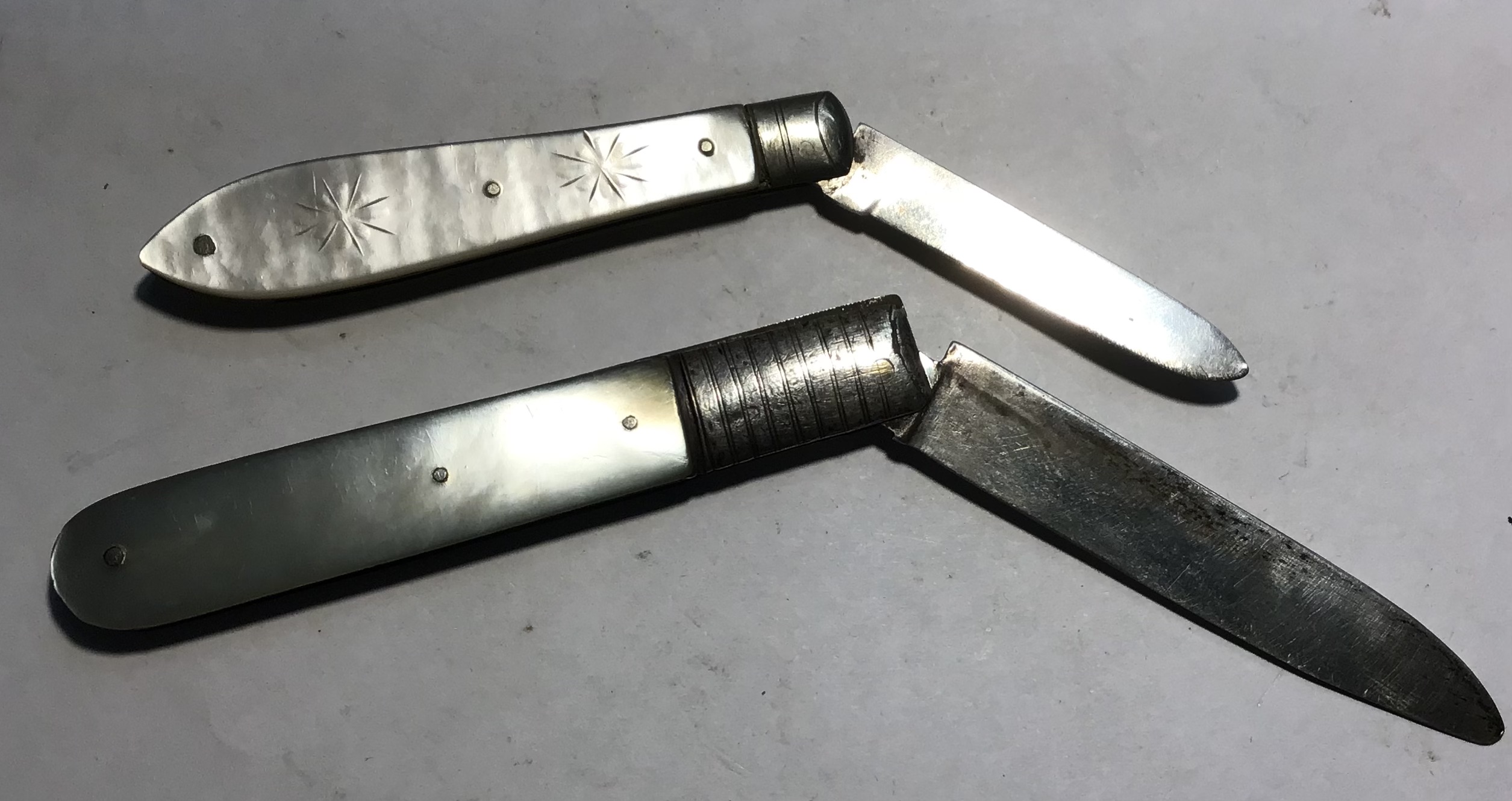 Two hallmarked silver bladed mother of pearl fruit knives, one Georgian, hallmarked by Joseph Law, - Image 4 of 5