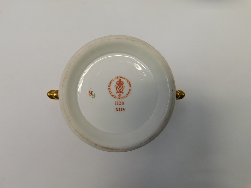 Two Royal Crown Derby 1128 imari goblets along with a 1128 imari twin handles mug, all 1st quality. - Bild 3 aus 3