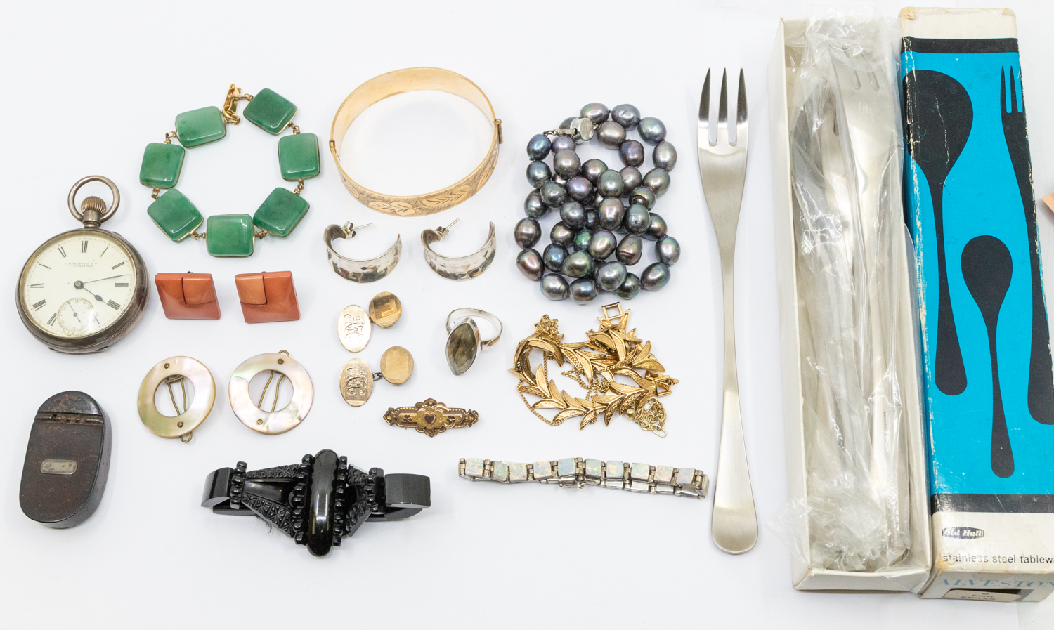 A collection of vintage and later costume jewellery to include a cultured pearl necklace, in an