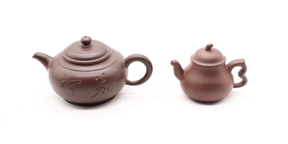 A Yixing clayware Zhi Sha tea pot along with another clayware tea pot and Chinese little red book. - Image 2 of 12