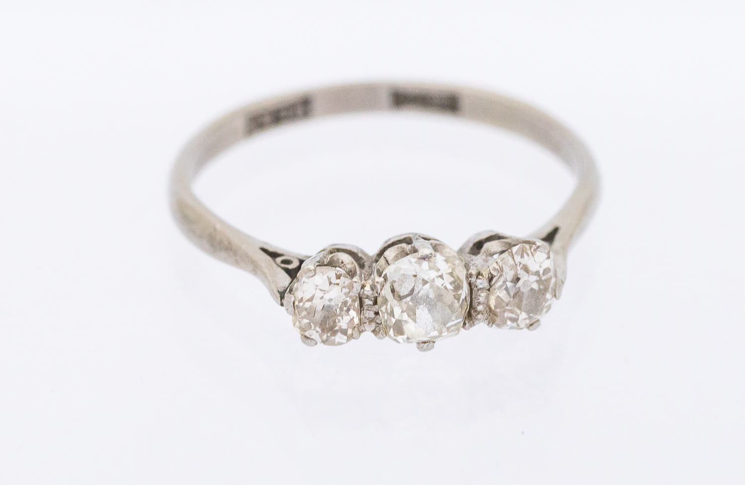 A three stone diamond and 18ct white gold and platinum ring, comprising three graduated old cut - Image 3 of 4