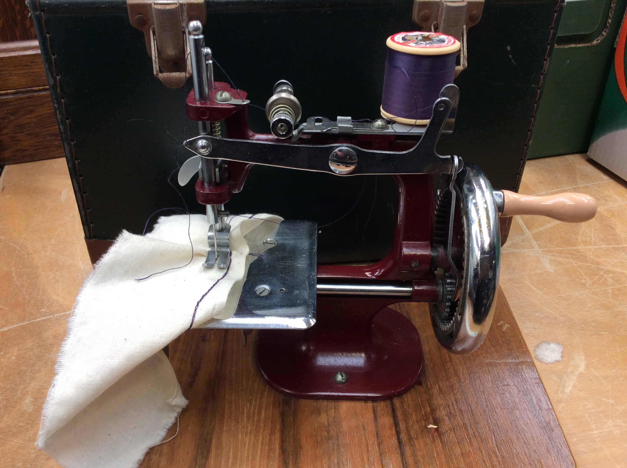 A vintage Singer sewing machine along with a miniature Essex sewing machine. - Image 2 of 4