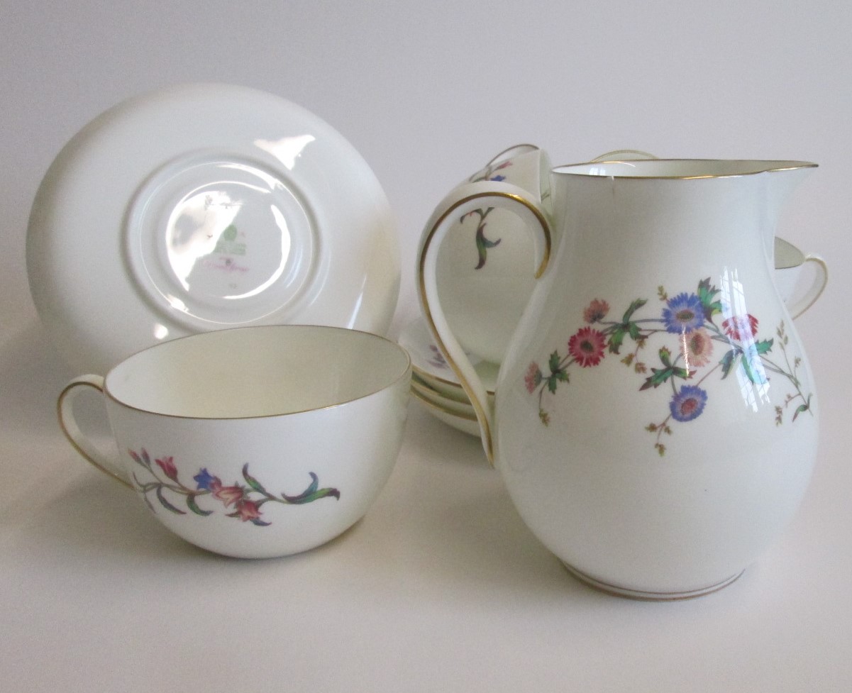 Four Wedgwood Bone China Breakfast Cups and Saucers along with a Milk Jug  decorated with floral - Bild 2 aus 4