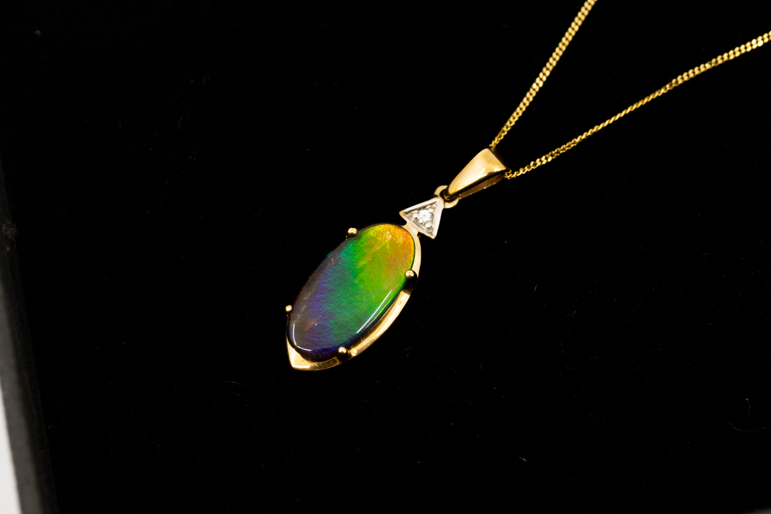 An ammolite and diamond set 9ct gold pendant, comprising an oval claw set ammolite approx 15 x - Bild 2 aus 4