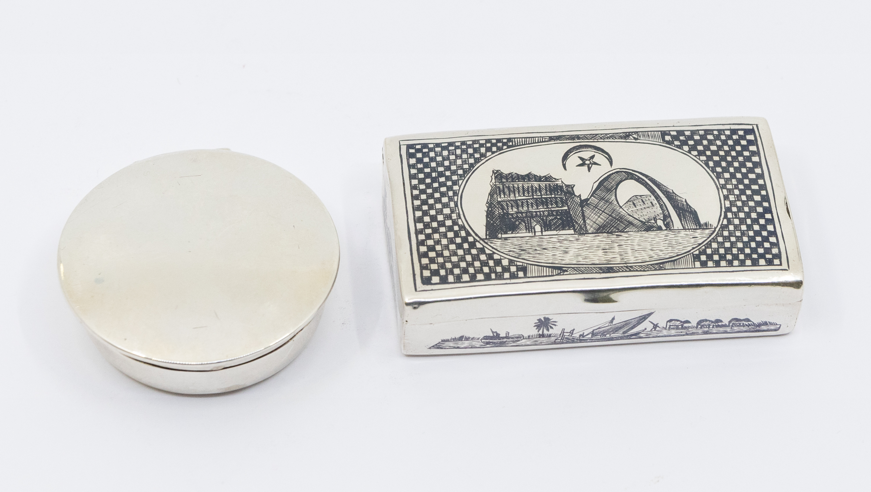 An Eastern niello white metal rectangular snuff box, with applied geometric decoration, waterside - Bild 4 aus 4