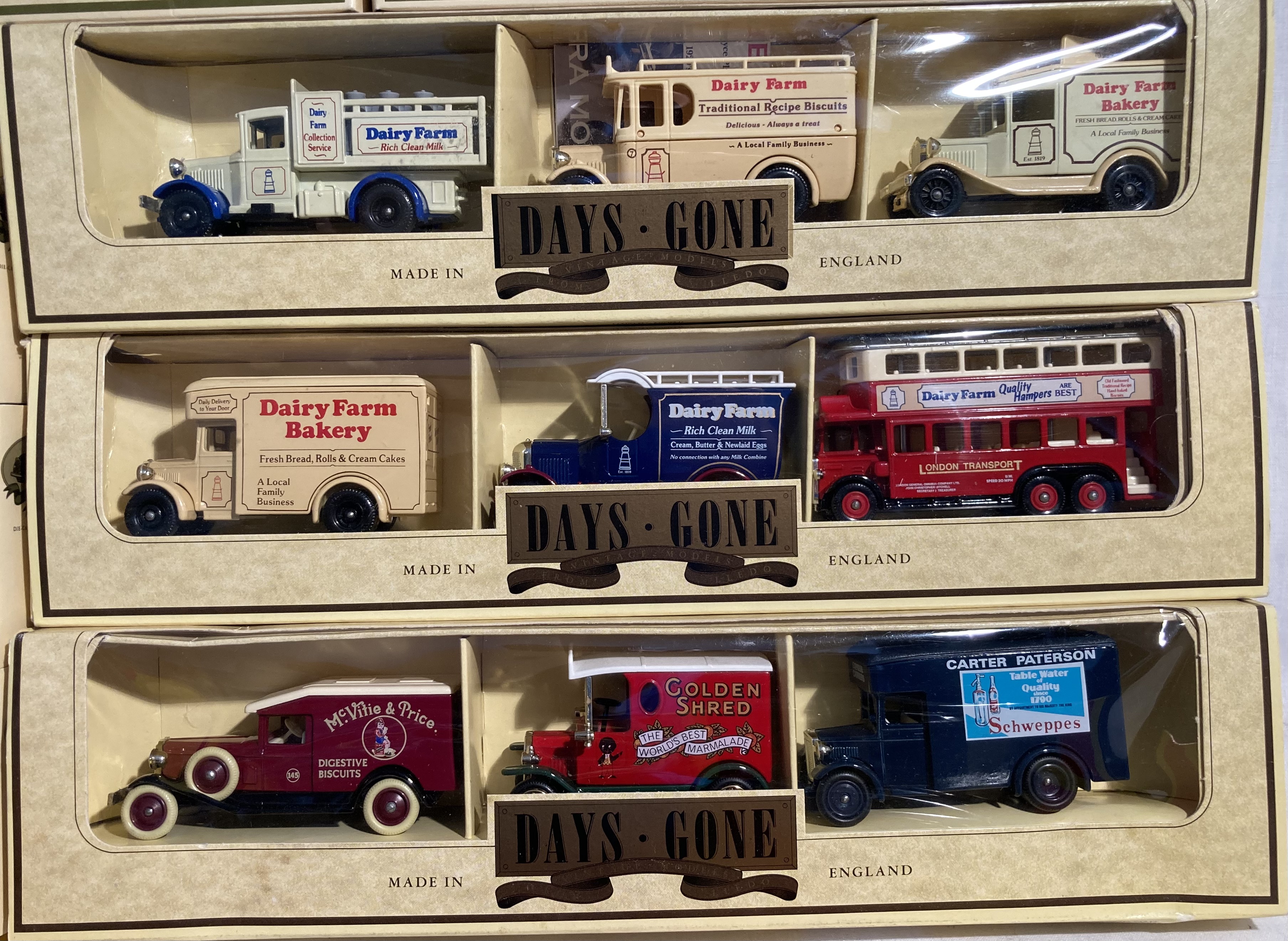 Diecast: A collection of assorted diecast to include: Lledo gift sets and single vehicles, Matchbox - Image 2 of 5