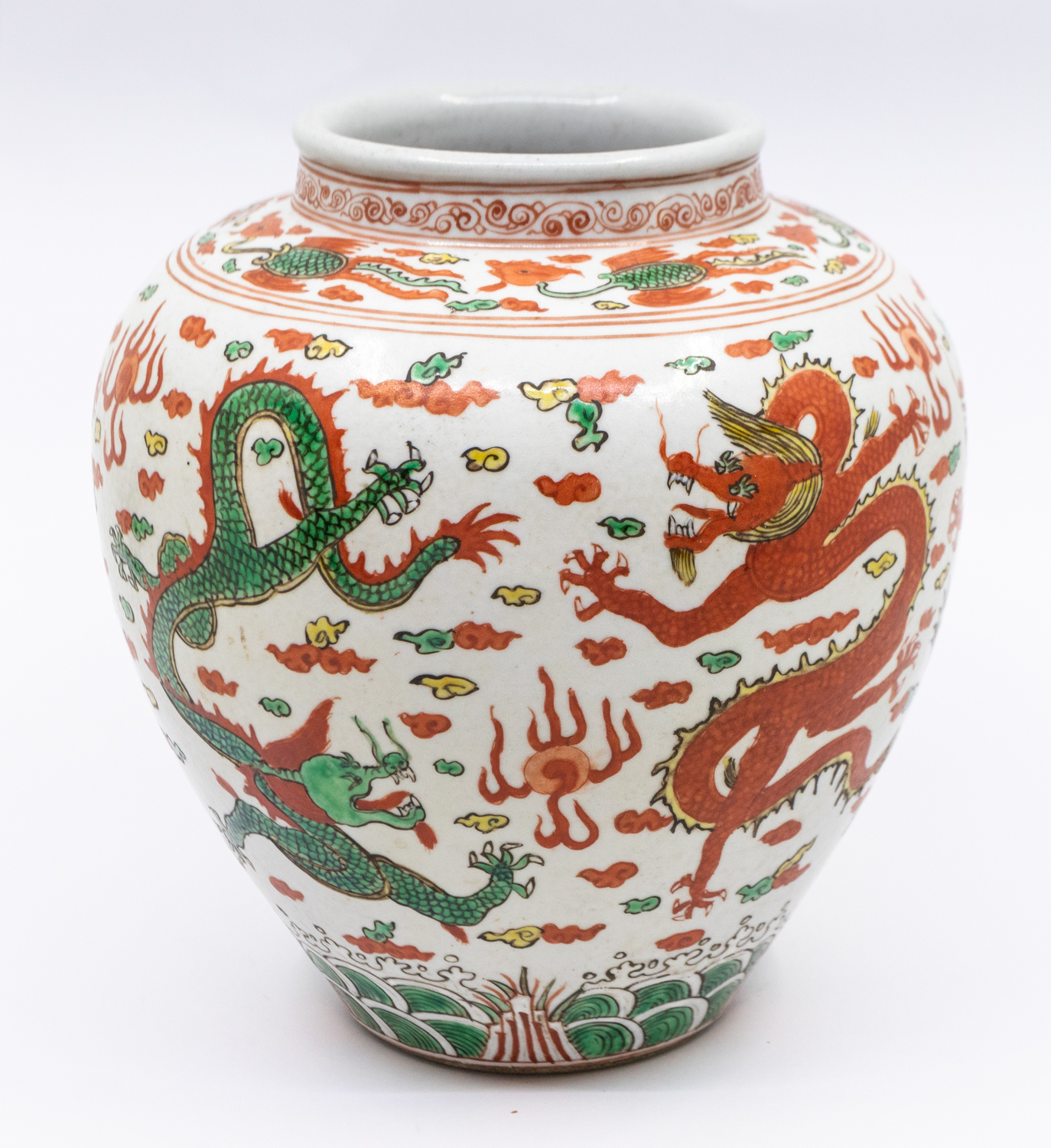 A Chinese ginger jar, enamelled with alternating green and red four claw dragons, six character - Image 2 of 5