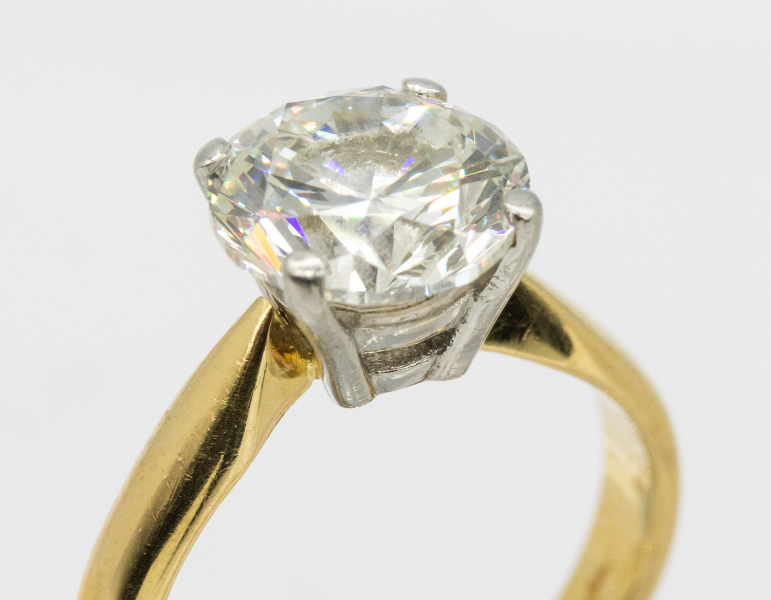 A diamond and 18ct gold solitaire ring, comprising a claw set round brilliant cut diamond weighing - Bild 4 aus 5