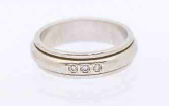 A diamond set 18ct white gold spinner ring, comprising a central spinning band flush set with