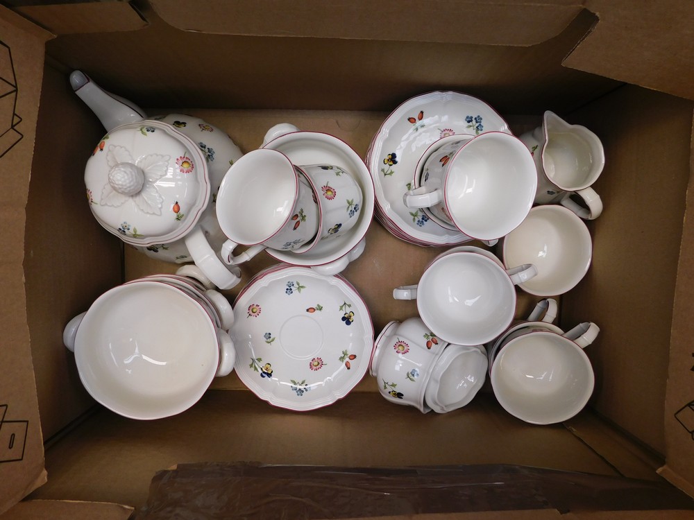 Villeroy and Boch 'Petite Fleur' part service of teapot, milk jug, sugar bowl, soup bowls, - Image 3 of 3