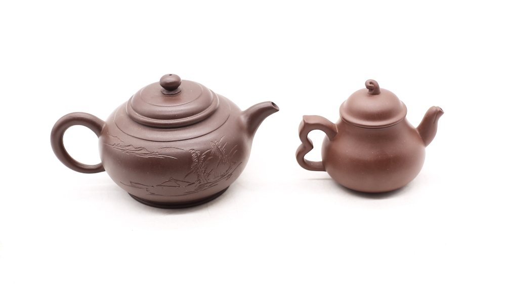 A Yixing clayware Zhi Sha tea pot along with another clayware tea pot and Chinese little red book. - Image 4 of 12