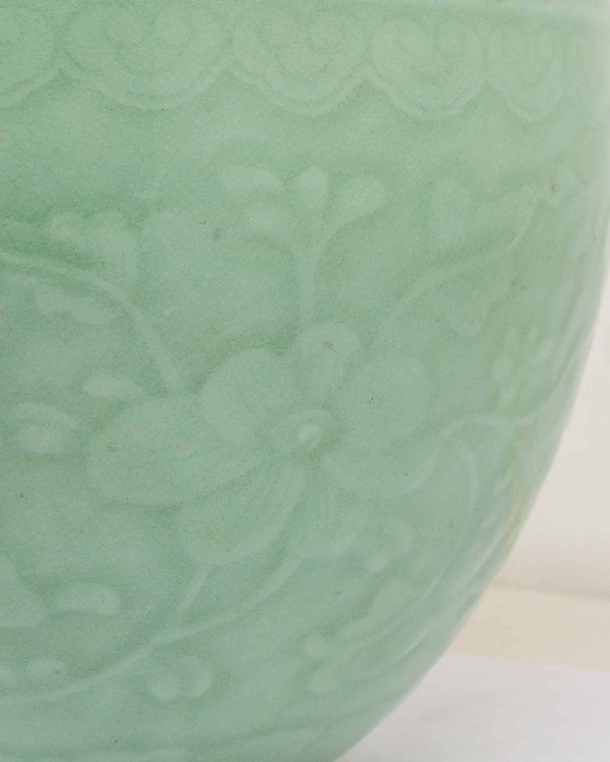 A Chinese Celedon ground jardinière bowl with lotus floral design, before Greek quay rim border. - Image 3 of 8