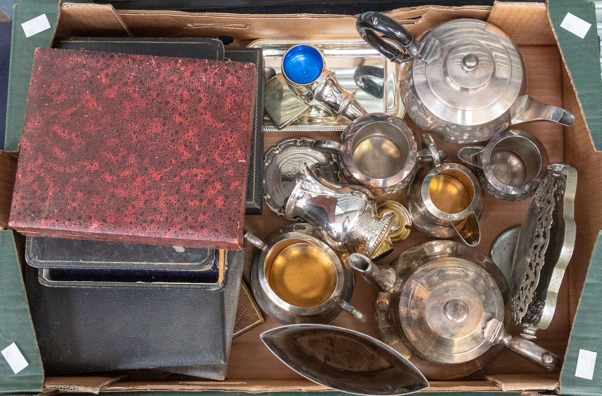 A large collection of silver plated wares to include boxed flatwares, tea sets, loose flatwares, - Image 2 of 5