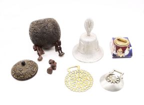 A collection of small collectors items to include coconut bowl with lid, horse brass bell and