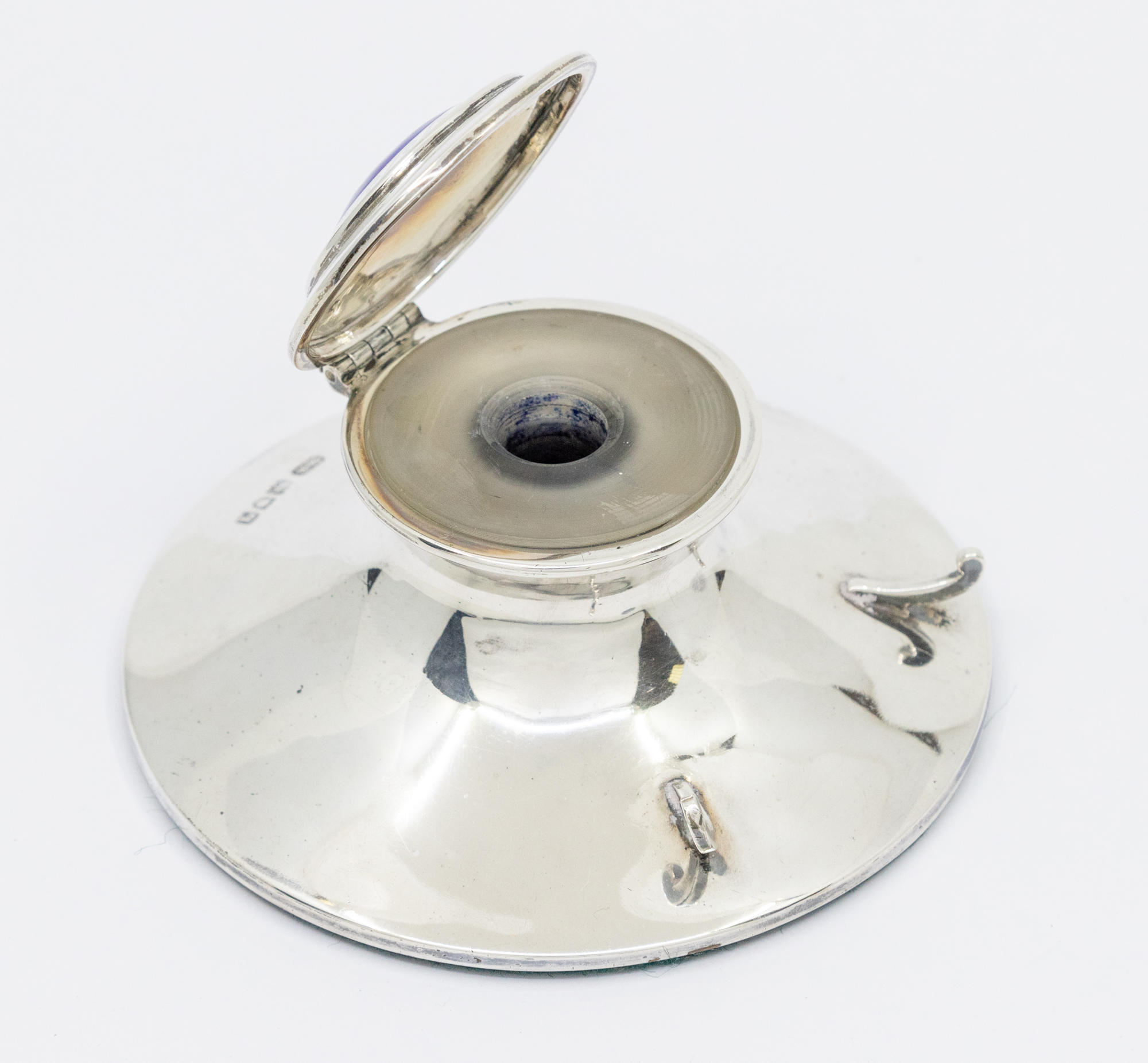 A George V silver and enamel ink well, on circular base with two curved supports for pen holder, the - Image 3 of 5