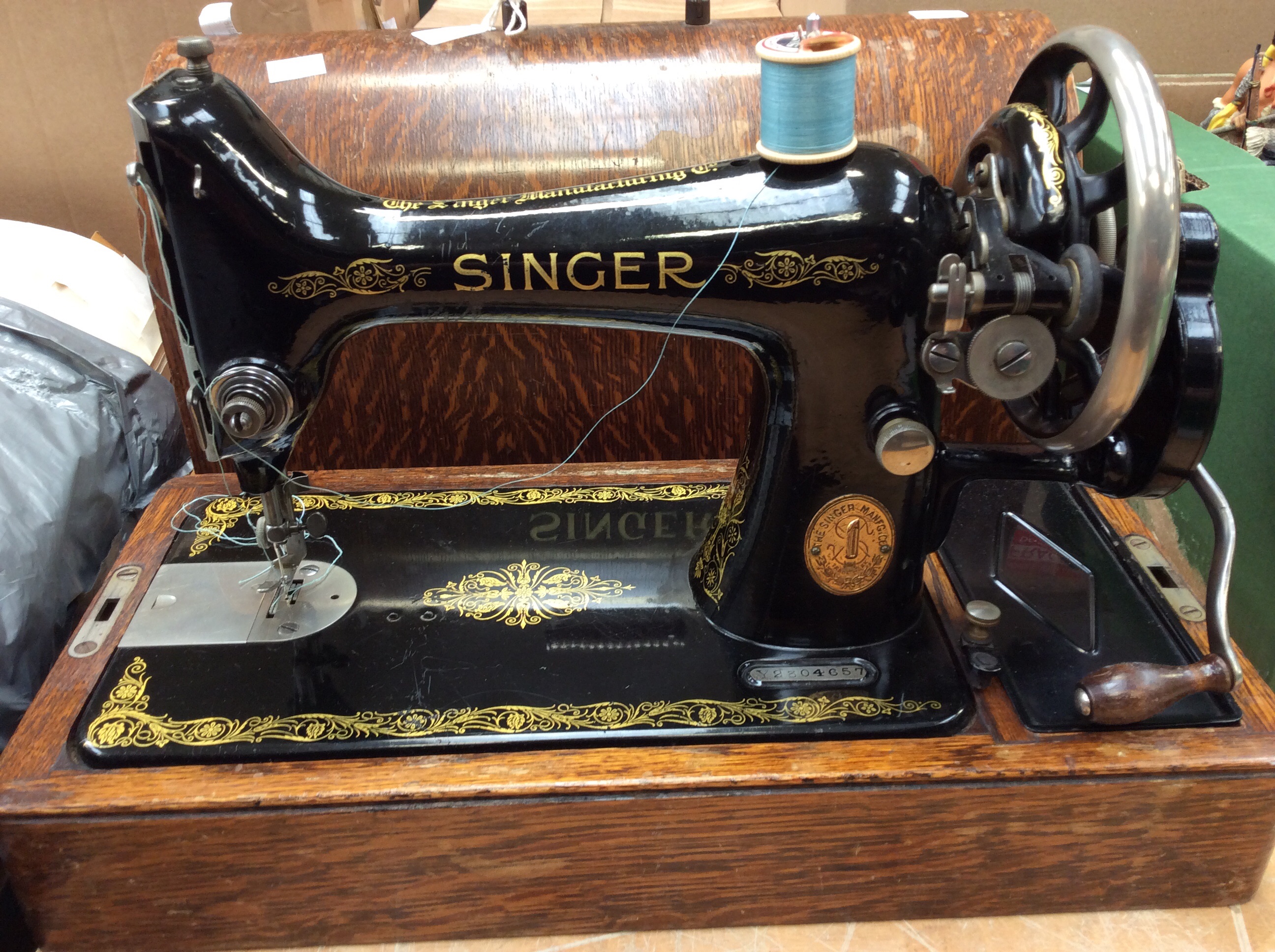 A vintage Singer sewing machine along with a miniature Essex sewing machine. - Image 3 of 4