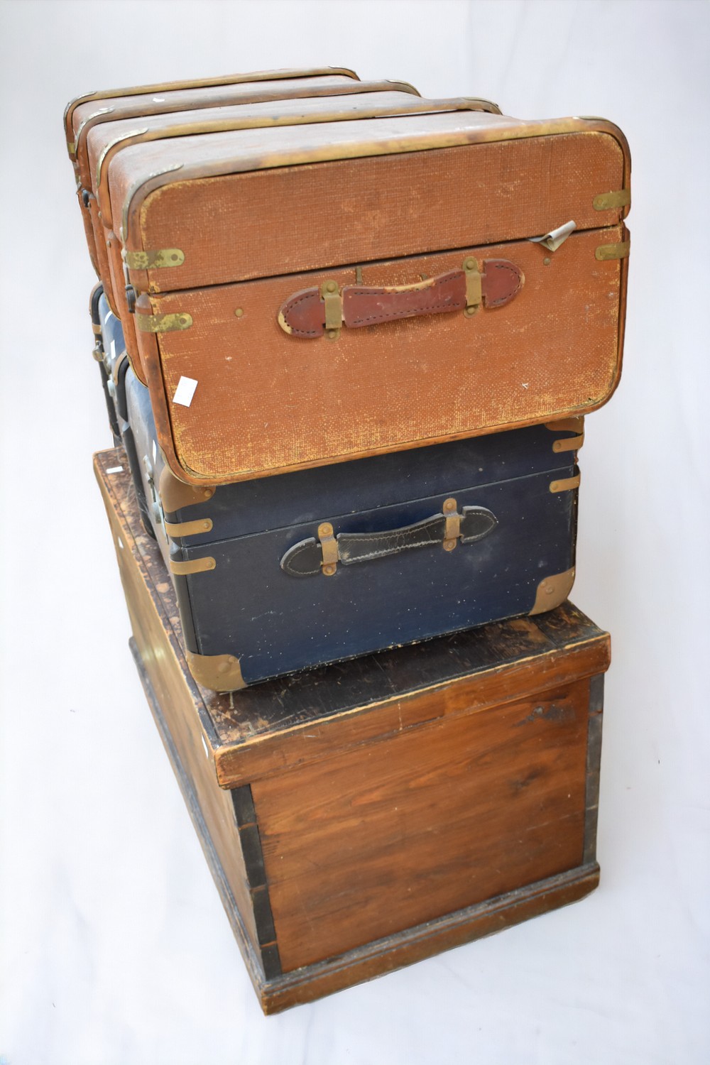 A Victorian chest circa 1850 along with two 1920s travel trunks. - Bild 2 aus 2