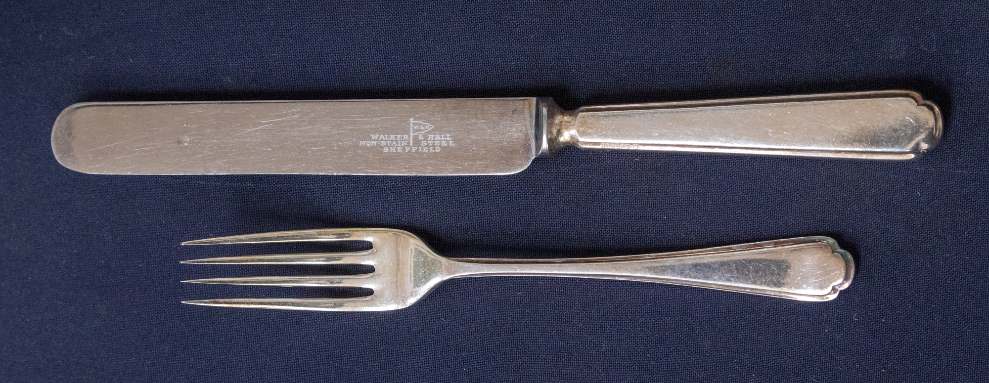 A 20th century part Walker & Hall silver plated nine place canteen of cutlery including; various - Image 4 of 6