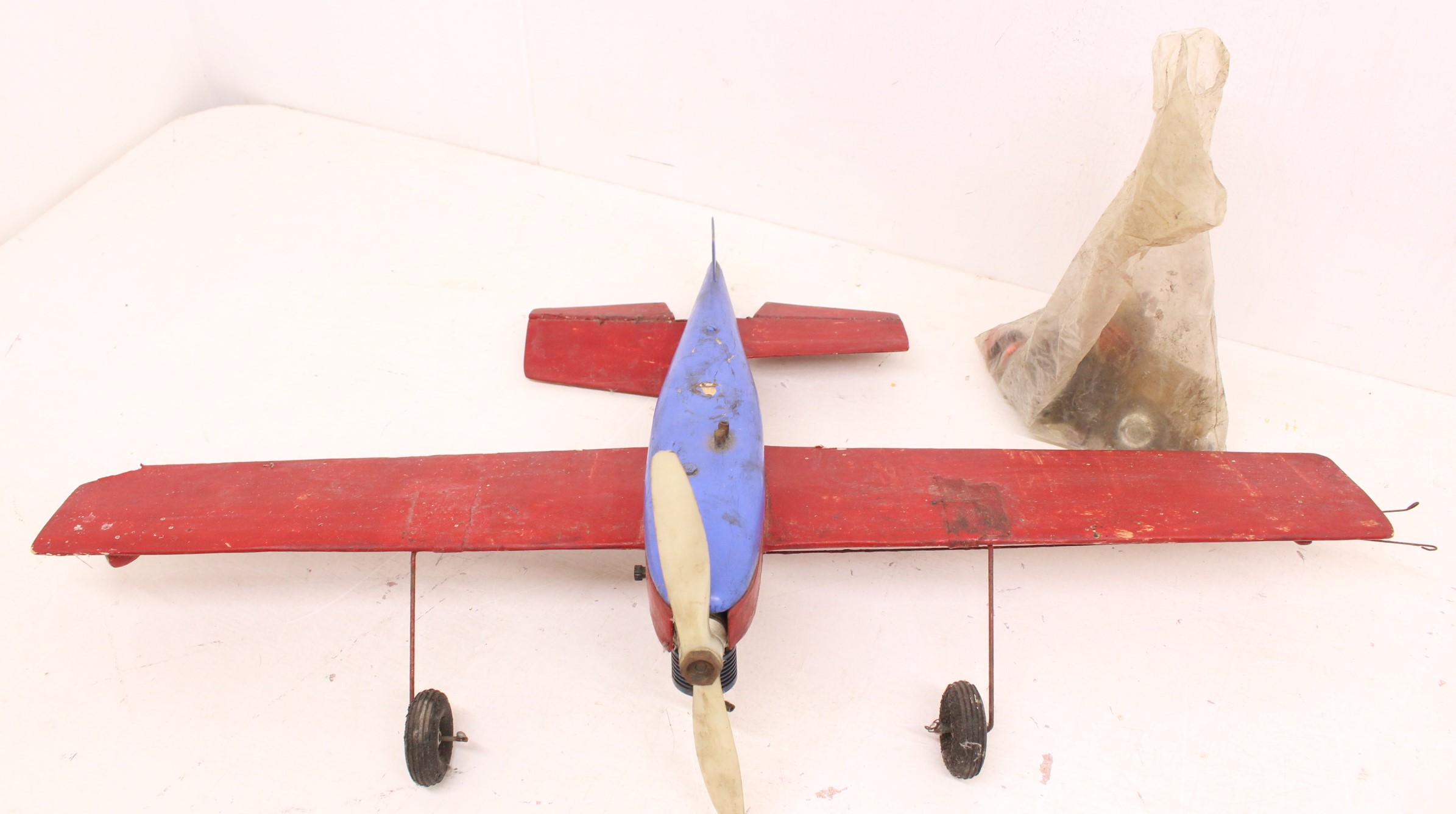 Models: A model of an airplane, together with a Lego model of a car. Along with a collection of - Image 3 of 7