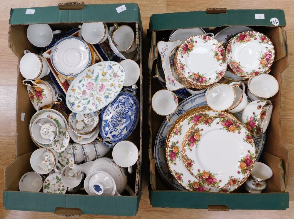 A quantity of mixed ceramics including Royal Albert 'Old Country Roses' dinner, medium sized and