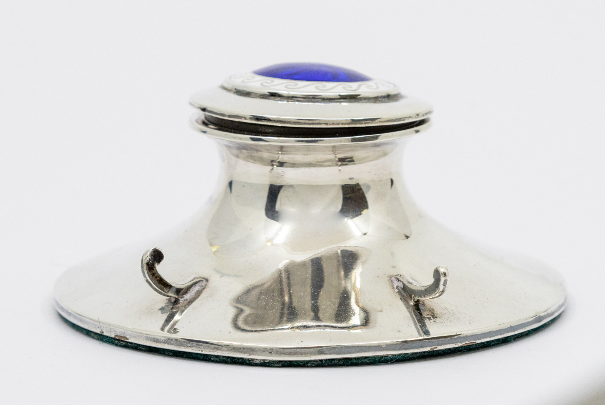 A George V silver and enamel ink well, on circular base with two curved supports for pen holder, the - Image 2 of 5
