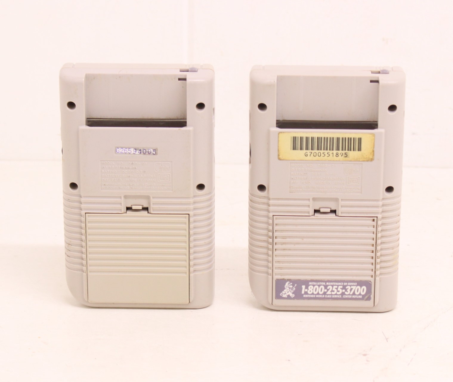 Game Boy: A pair of original Nintendo, Game Boy handheld consoles, Reference DMG-001. Together - Image 3 of 4