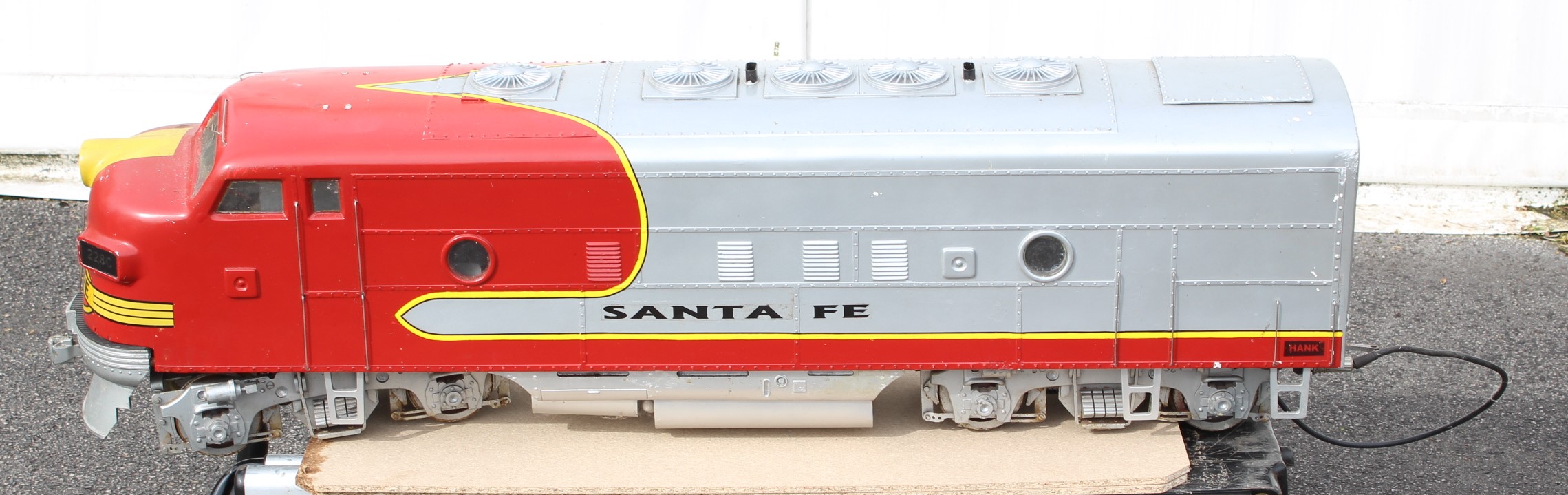 Santa Fe: A 5 inch gauge, electric, Santa Fe Locomotive 'Hank 228C', length approx. 140cm or 55"; - Image 4 of 26