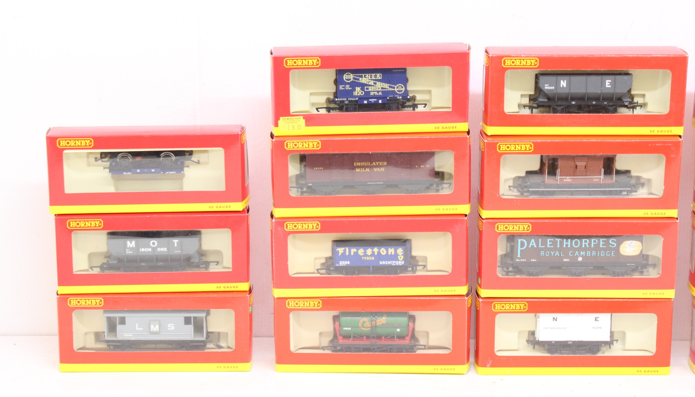 Hornby: A collection of twenty-one assorted boxed Hornby, OO Gauge rolling stock. General wear - Image 2 of 3