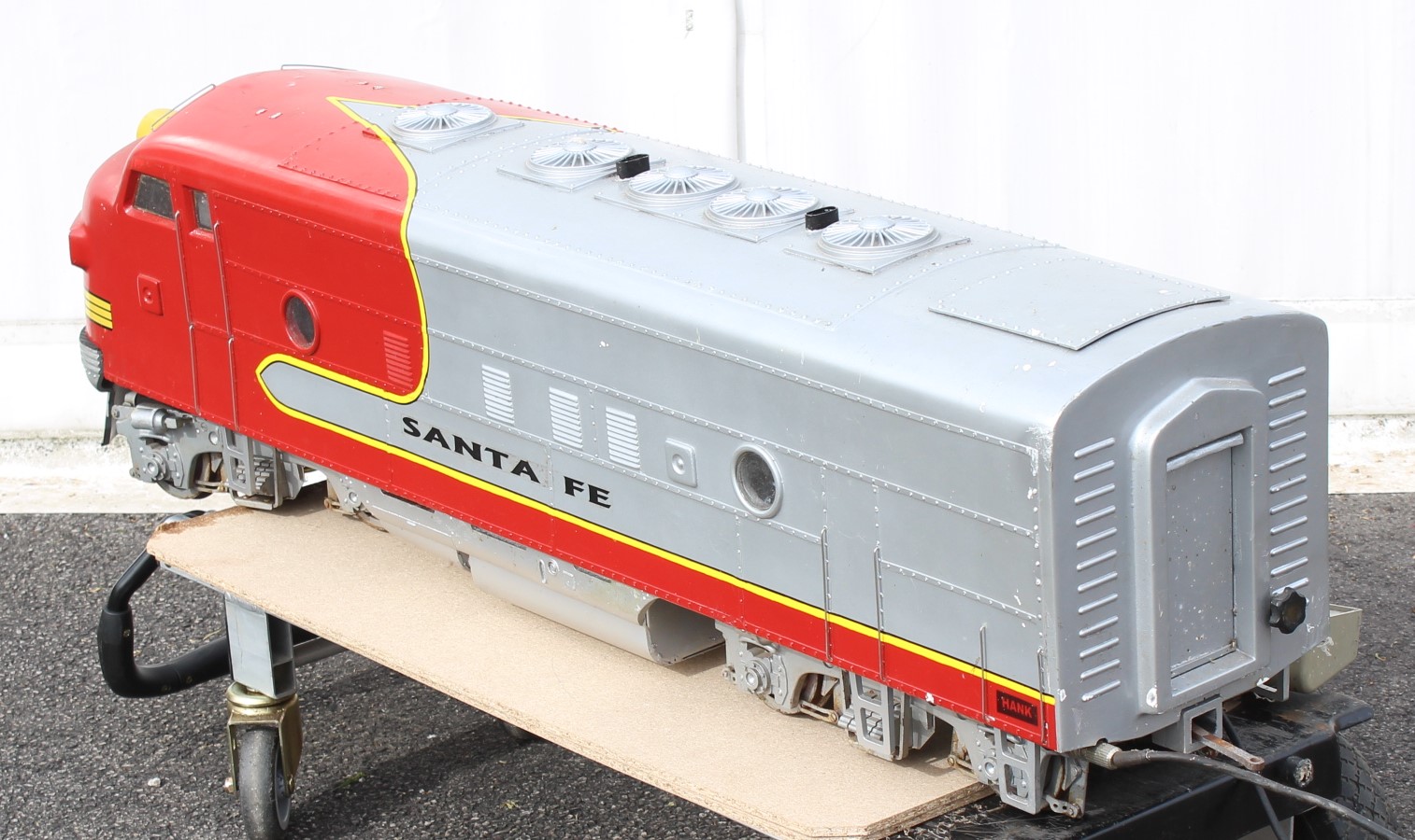 Santa Fe: A 5 inch gauge, electric, Santa Fe Locomotive 'Hank 228C', length approx. 140cm or 55"; - Image 5 of 26