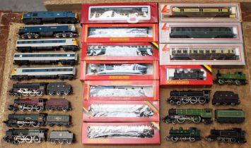 Model Railway: A collection of assorted boxed and unboxed, OO Gauge locomotives and coaches to