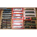 Model Railway: A collection of assorted boxed and unboxed, OO Gauge locomotives and coaches to