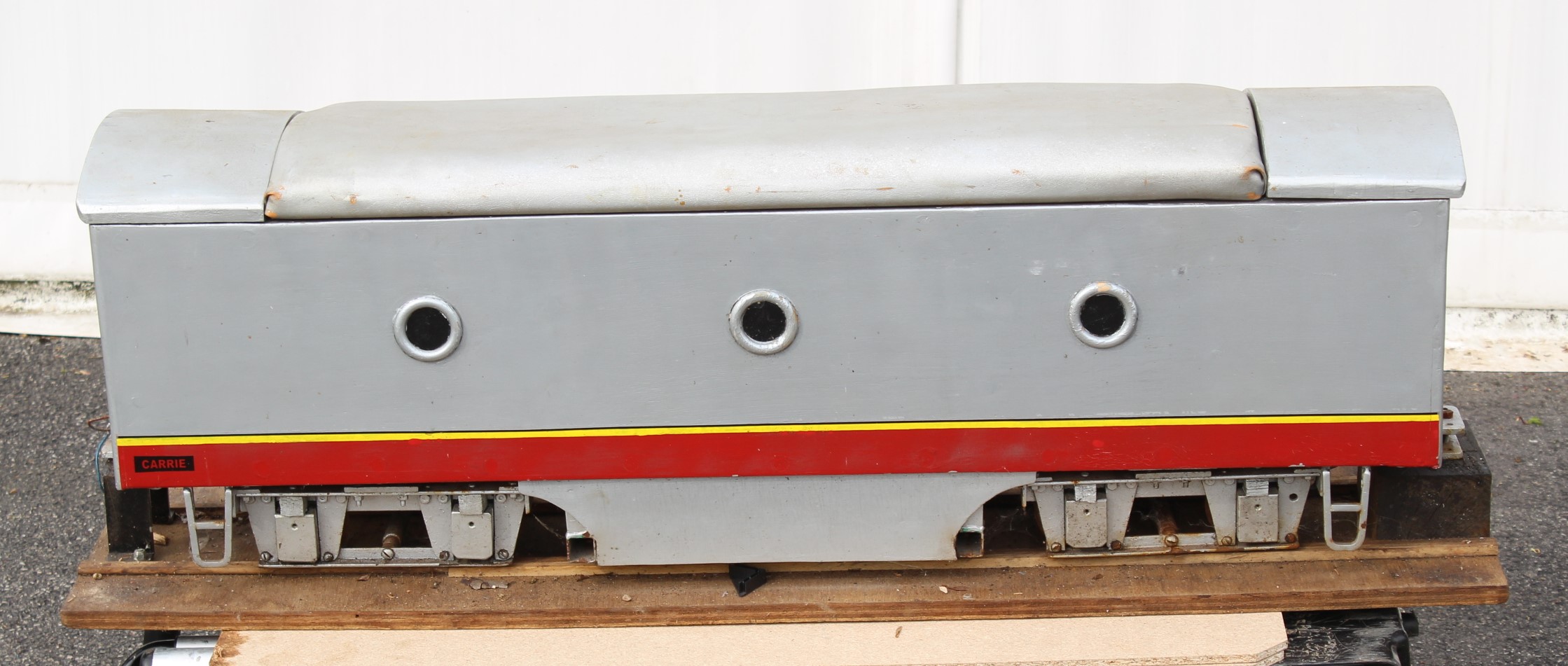 Santa Fe: A 5 inch gauge, electric, Santa Fe Locomotive 'Hank 228C', length approx. 140cm or 55"; - Image 6 of 26