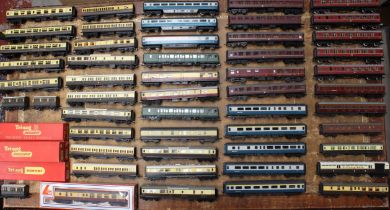 OO Gauge: A collection of assorted unboxed OO Gauge coaches to include: Mainline, Hornby, Triang and