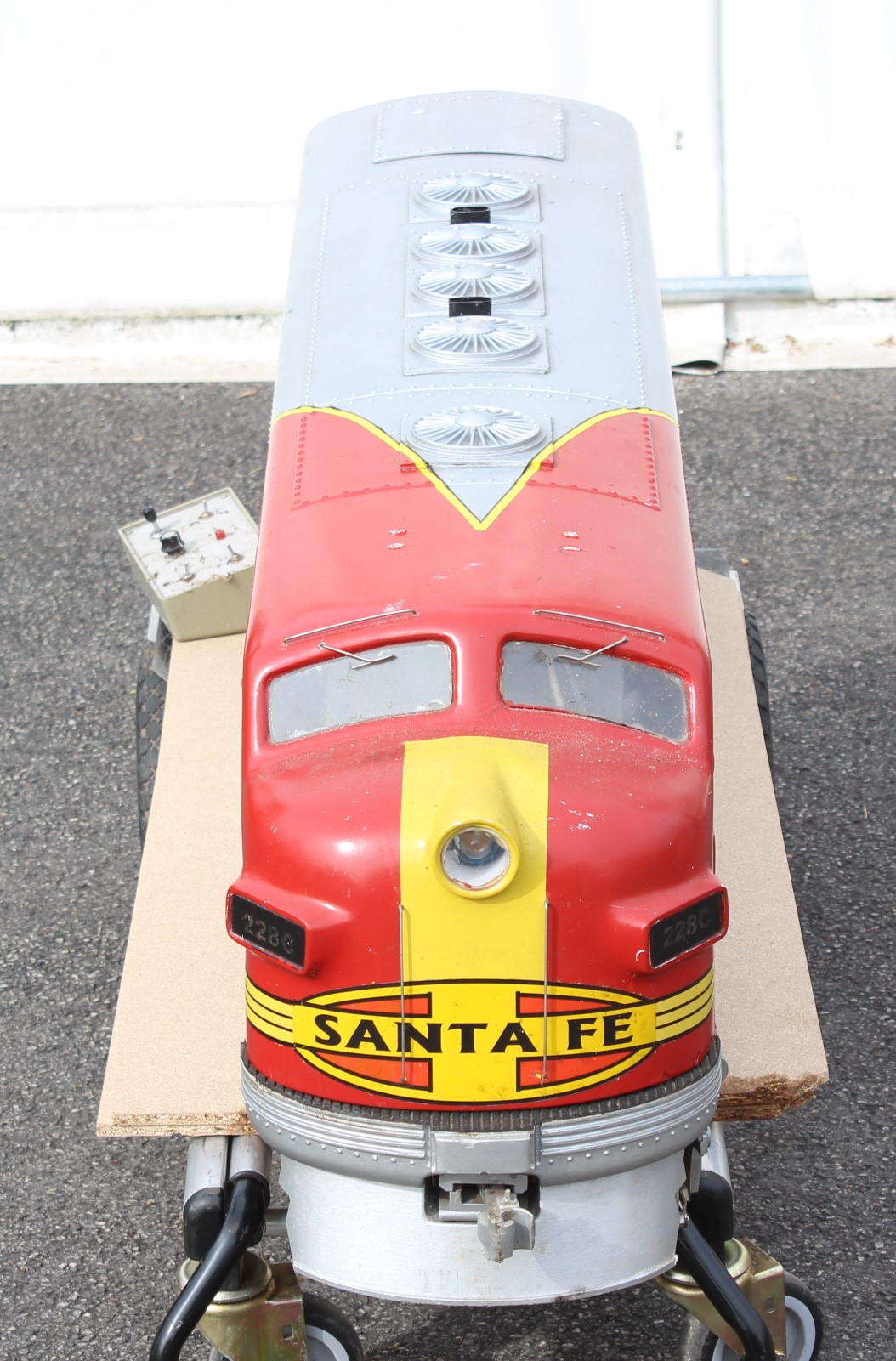 Santa Fe: A 5 inch gauge, electric, Santa Fe Locomotive 'Hank 228C', length approx. 140cm or 55"; - Image 3 of 26