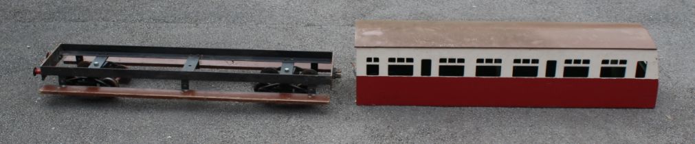 Model Railway: A pair of 5 inch gauge model railway carriages with associated bogies, in need of