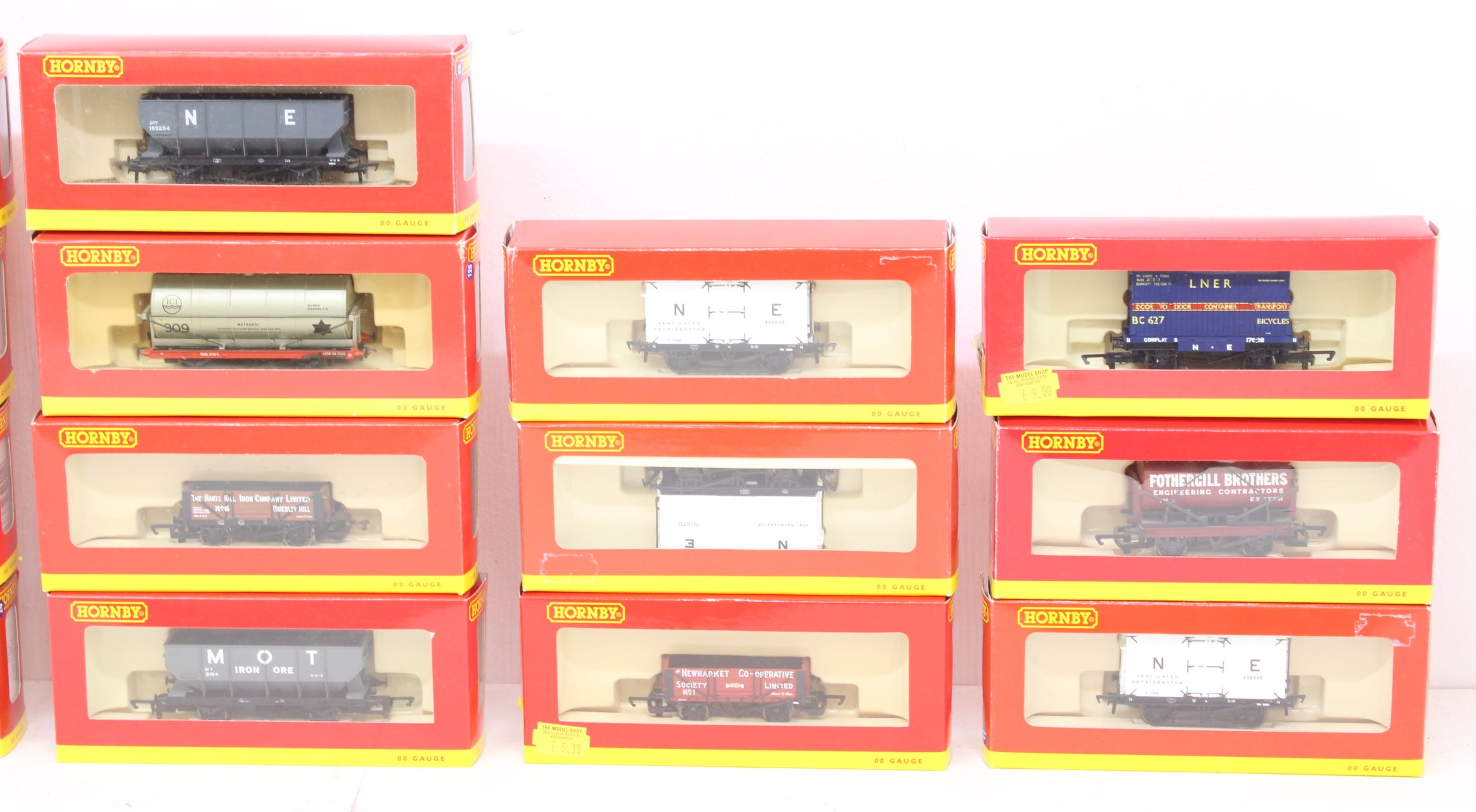 Hornby: A collection of twenty-one assorted boxed Hornby, OO Gauge rolling stock. General wear - Image 3 of 3