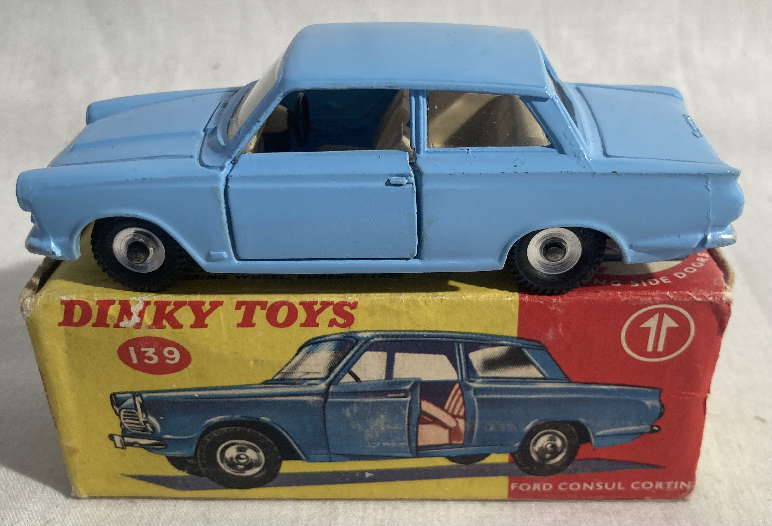 Dinky: A boxed Dinky Toys, Ford Consul Corsair 130, together with another boxed Dinky Toys Ford - Image 2 of 7