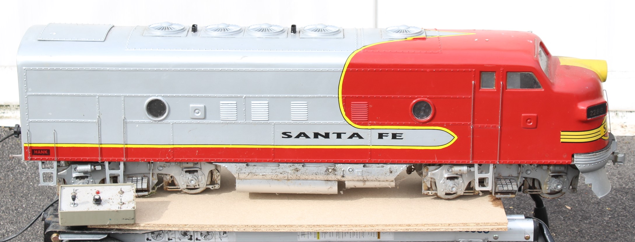 Santa Fe: A 5 inch gauge, electric, Santa Fe Locomotive 'Hank 228C', length approx. 140cm or 55";