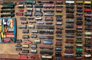 OO Gauge: A collection of assorted unboxed OO Gauge rolling stock wagons to include: Mainline,