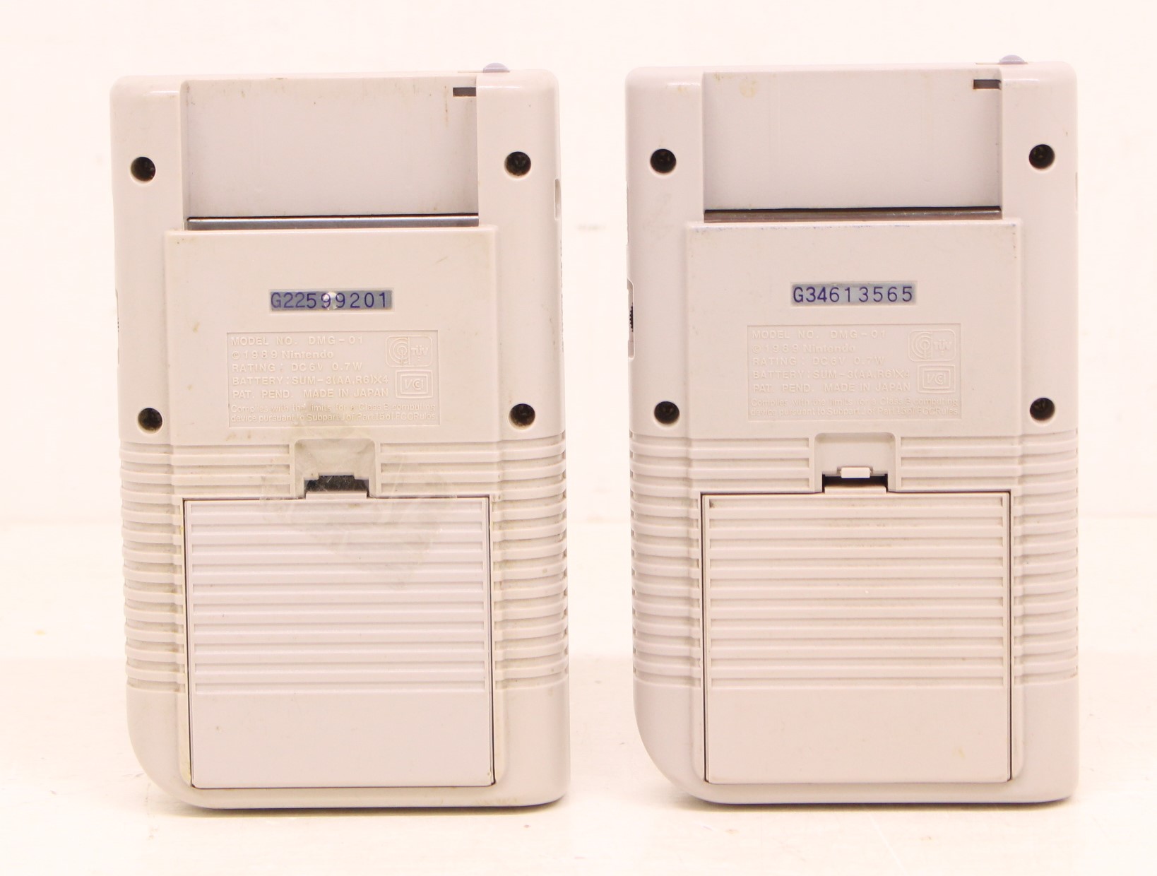 Game Boy: A pair of original Nintendo, Game Boy handheld consoles, Reference DMG-001. Together - Image 2 of 3