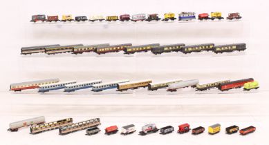 N Gauge: A collection of assorted N Gauge unboxed coaches and rolling stock wagons to include: